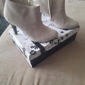 NEW / BEIGE ANKLE BOOTS